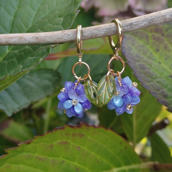 Handmade hydrangea earrings - Picture 3 of 4
